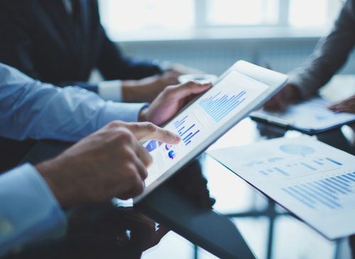 Analyse de graphiques sur une tablette lors d’une réunion