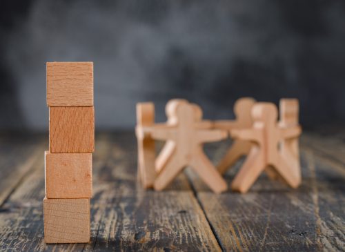 Figurines et cubes en bois illustrant le travail d’équipe
