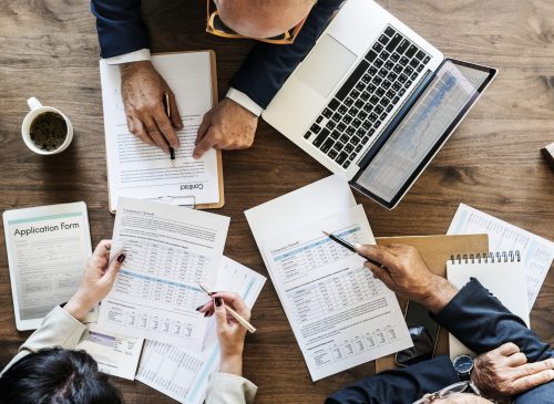 Équipe réunie autour d’une table de travail